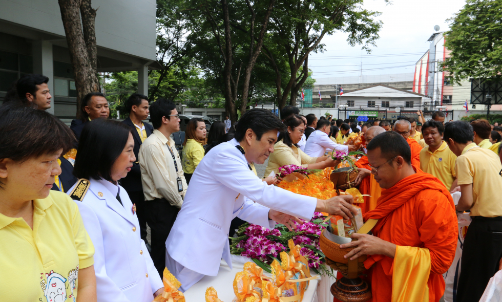 พิธีทำบุญตักบาตรพระสงฆ์ ณ กระทรวงการคลัง-8