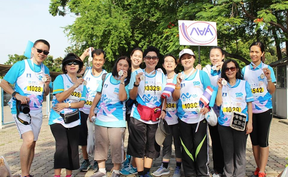 ผู้บริหารและพนักงานกองทุนเงินให้กู้ยืมเพื่อการศึกษา ร่วมกิจกรรมวิ่ง 12 สิงหา ฮาล์ฟ มาราธอน กรุงเทพฯ 2016-1