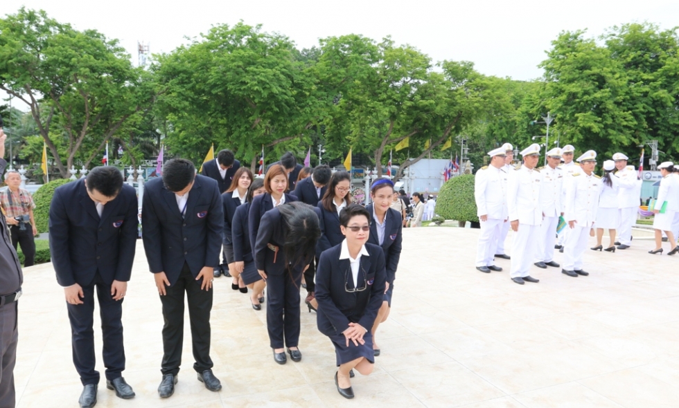 พิธีวางพวงมาลาถวายราชสักการะพระบรมราชานุสาวรีย์พระบาทสมเด็จพระปกเกล้าเจ้าอยู่หัว รัชกาลที่ ๗-2