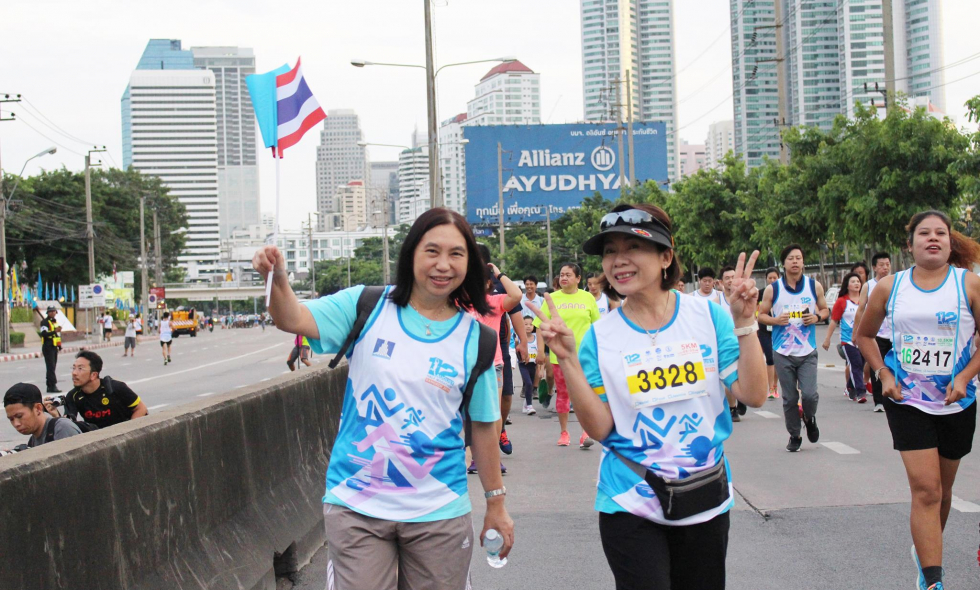 ผู้บริหารและพนักงานกองทุนเงินให้กู้ยืมเพื่อการศึกษา ร่วมกิจกรรมวิ่ง 12 สิงหา ฮาล์ฟ มาราธอน กรุงเทพฯ 2016-4