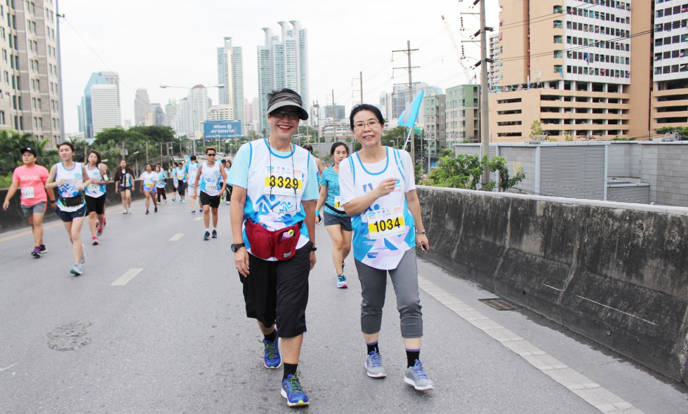 ผู้บริหารและพนักงานกองทุนเงินให้กู้ยืมเพื่อการศึกษา ร่วมกิจกรรมวิ่ง 12 สิงหา ฮาล์ฟ มาราธอน กรุงเทพฯ 2016-7