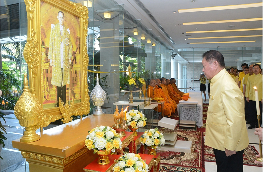 พิธีทำบุญตักบาตรพื่อถวายเป็นพระราชกุศล พระบาทสมเด็จพระปรมินทรมหาภูมิพลอดุลยเดช บรมนาถบพิตร