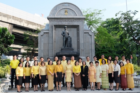 ร่วมพิธีทำบุญตักบาตรพระสงฆ์ ณ กระทรวงการคลัง