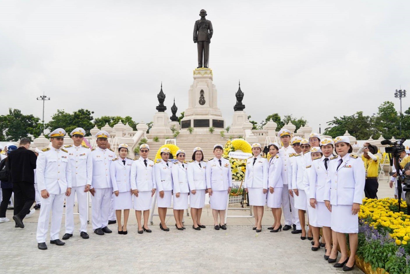 กยศ. ร่วมพิธีวางพวงมาลาถวายบังคม พระบรมราชานุสาวรีย์ พระบาทสมเด็จพระบรมชนกาธิเบศร มหาภูมิพลอดุลยเดชมหาราช บรมนาถบพิตร 