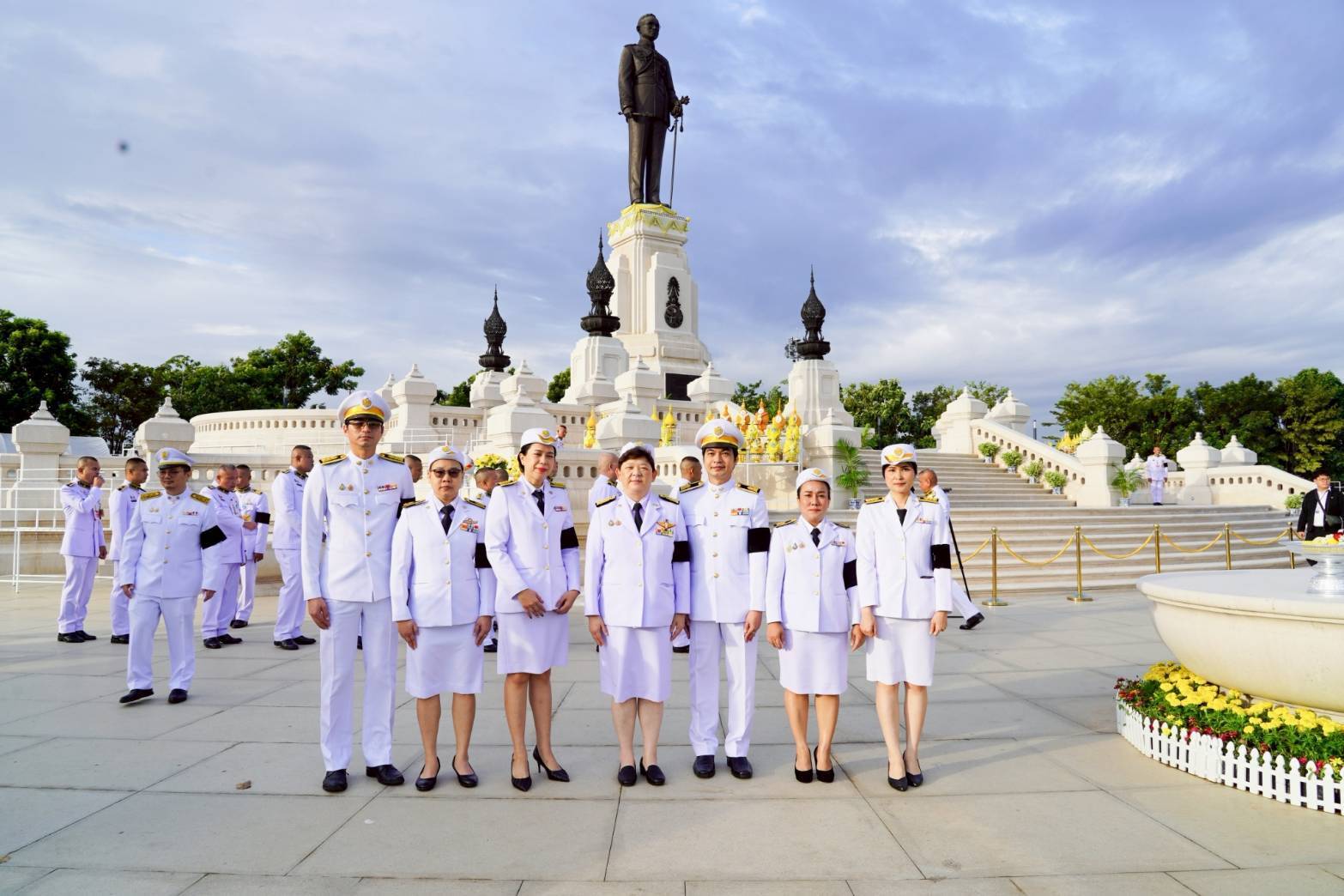 กยศ.ร่วมพิธีวางพานพุ่มดอกไม้ถวายราชสักการะ เนื่องในวันคล้ายวันพระบรมราชสมภพพระบาทสมเด็จพระบรมชนกาธิเบศร มหาภูมิพลอดุลยเดชมหาราช 