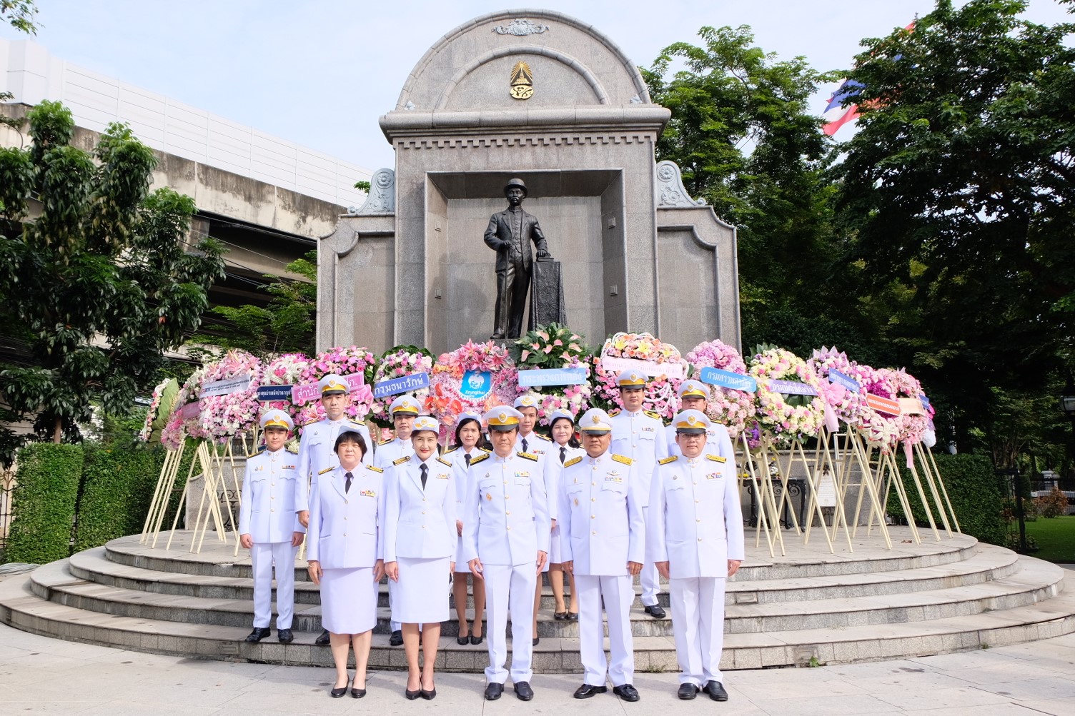 กยศ. ร่วมพิธีวางพวงมาลาถวายสักการะพระบรมราชานุสาวรีย์พระบาทสมเด็จพระจุลจอมเกล้าเจ้าอยู่หัว รัชกาลที่ 5