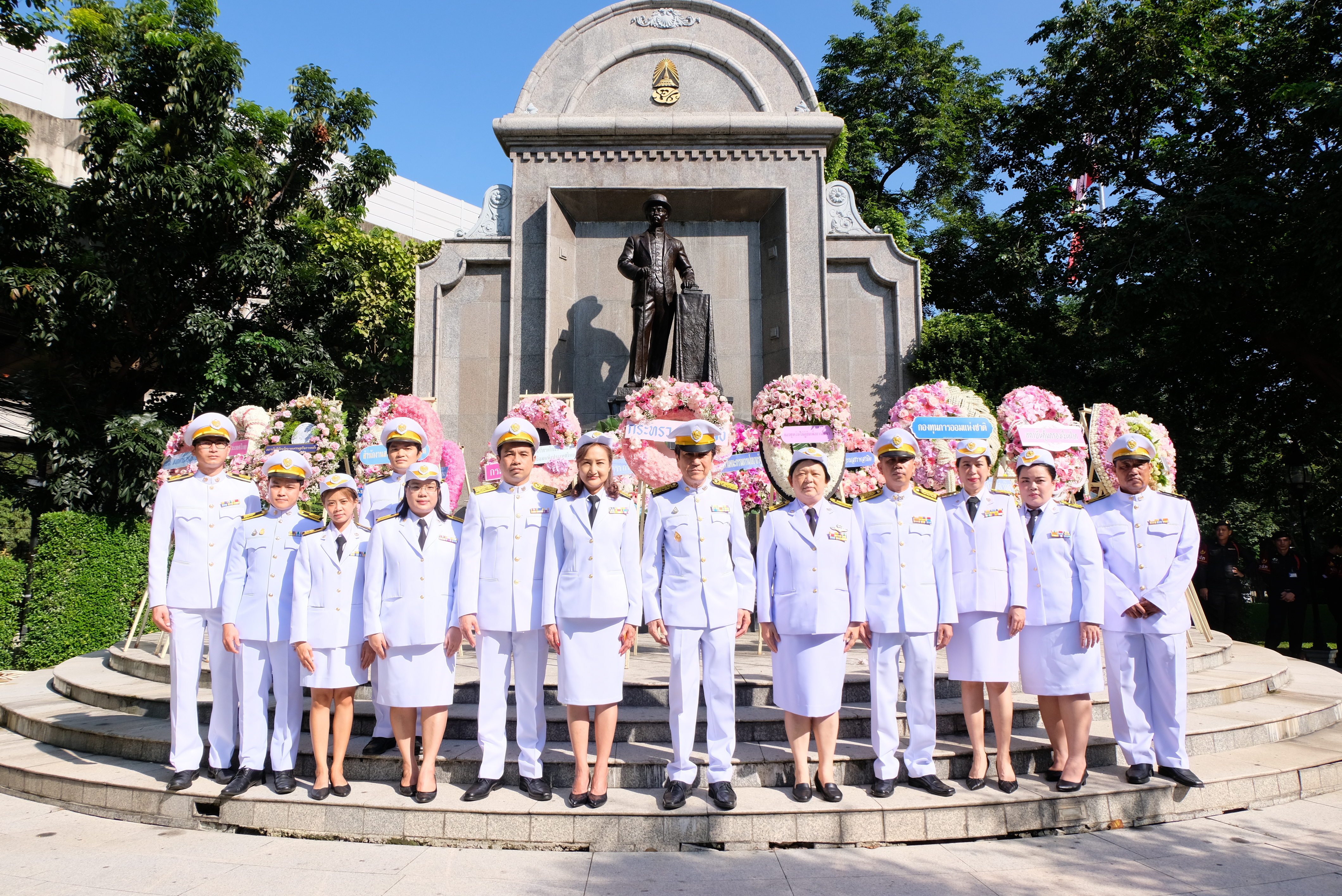 กยศ. ร่วมพิธีวางพวงมาลาถวายสักการะพระบรมราชานุสาวรีย์พระบาทสมเด็จพระจุลจอมเกล้าเจ้าอยู่หัว รัชกาลที่ 5