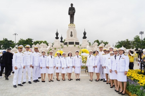 กยศ. ร่วมพิธีวางพวงมาลาถวายบังคม พระบรมราชานุสาวรีย์ พระบาทสมเด็จพระบรมชนกาธิเบศร มหาภูมิพลอดุลยเดชมหาราช บรมนาถบพิตร 