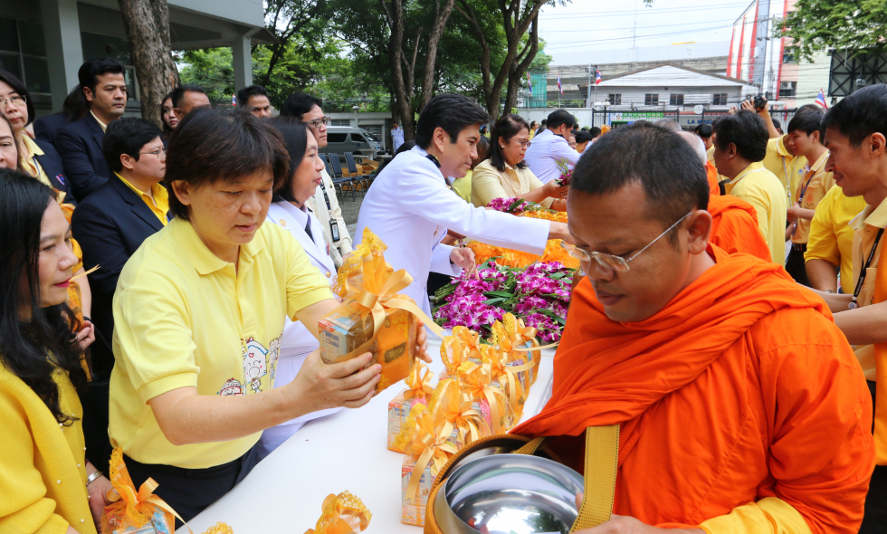 พิธีทำบุญตักบาตรพระสงฆ์ ณ กระทรวงการคลัง-10