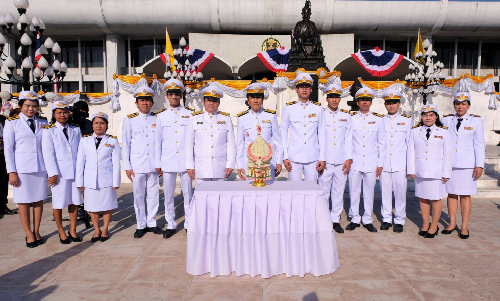 กยศ.ร่วมพิธีพานประดับพุ่มดอกไม้ เนื่องในวันรัฐธรรมนูญ