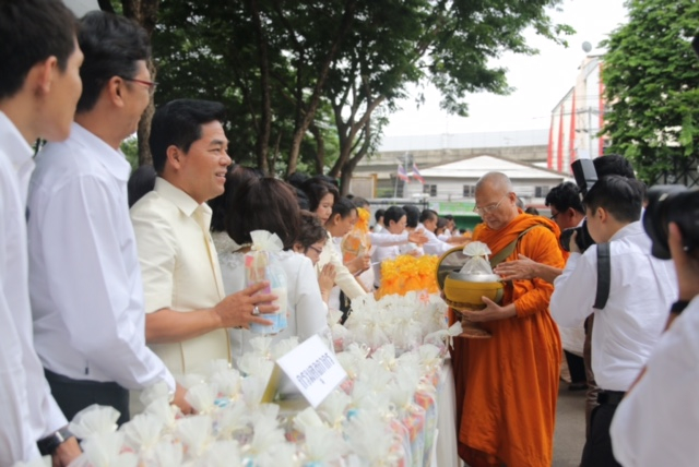 ​กยศ. ร่วมพิธีทำบุญตักบาตรพระสงฆ์เนื่องในโอกาสเฉลิมพระเกียรติสมเด็จพระเจ้าอยู่หัวมหาวชิราลงกรณบดินทรเทพยวรางกูร -8