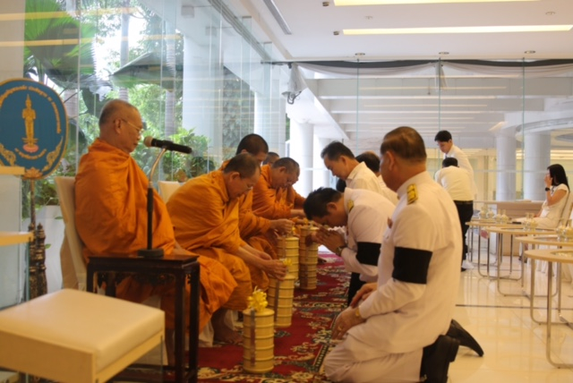 ​กยศ. ร่วมพิธีทำบุญตักบาตรพระสงฆ์เนื่องในโอกาสเฉลิมพระเกียรติสมเด็จพระเจ้าอยู่หัวมหาวชิราลงกรณบดินทรเทพยวรางกูร -5